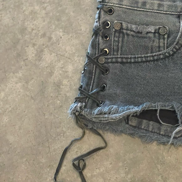 One Teaspoon Black side tie Jean shorts! 25/26 - Picture 5 of 9